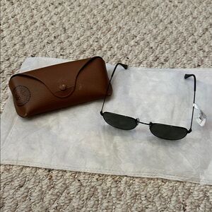 Ray bans brand new men or women $180 so pretty perfect in case